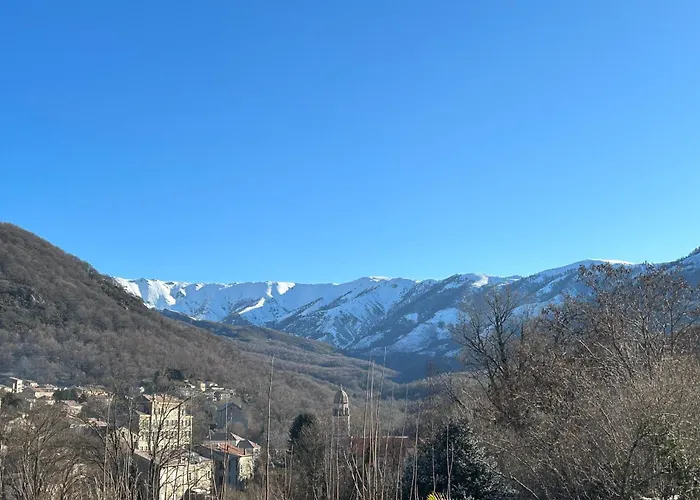 Maisonnette Typique De Village